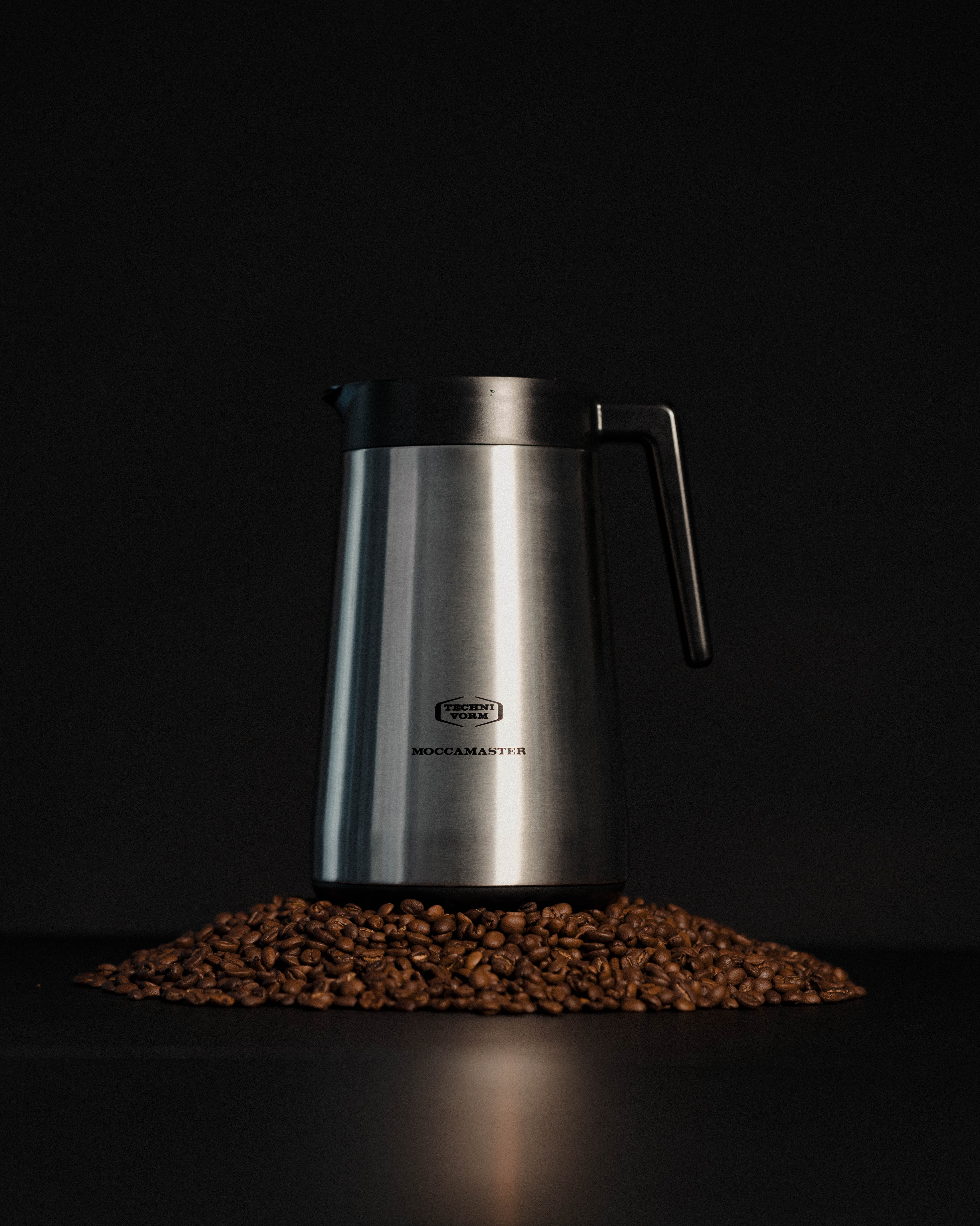 Jarra térmica sobre granos de café